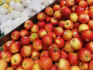 Pestycydy w jabłkach. Owoce można kupić w znanych marketach