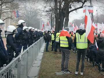 Policjant ukarany po proteście rolników. Rzucił czymś w stronę tłumu