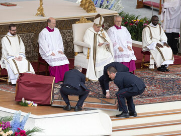 Incydent podczas mszy w Watykanie. Zadziwiająca reakcja papieża Franciszka