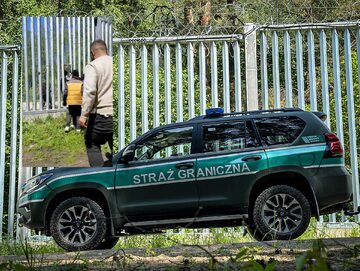 Do pokonania zapory na granicy wystarczy lewarek? Szokujące nagrania