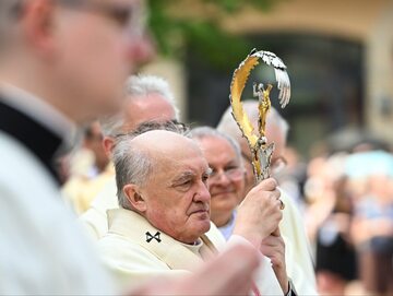 Kard. Nycz nawiązał do zarządzenia Trzaskowskiego. „Nie potrzeba nowych wojenek”