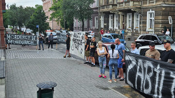 Milczący protest przed komendą po śmierci 27-latka po interwencji policji. „Zemsty nadejdzie czas”