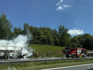 Pożar autokaru na A4. „Cały pojazd w płomieniach”