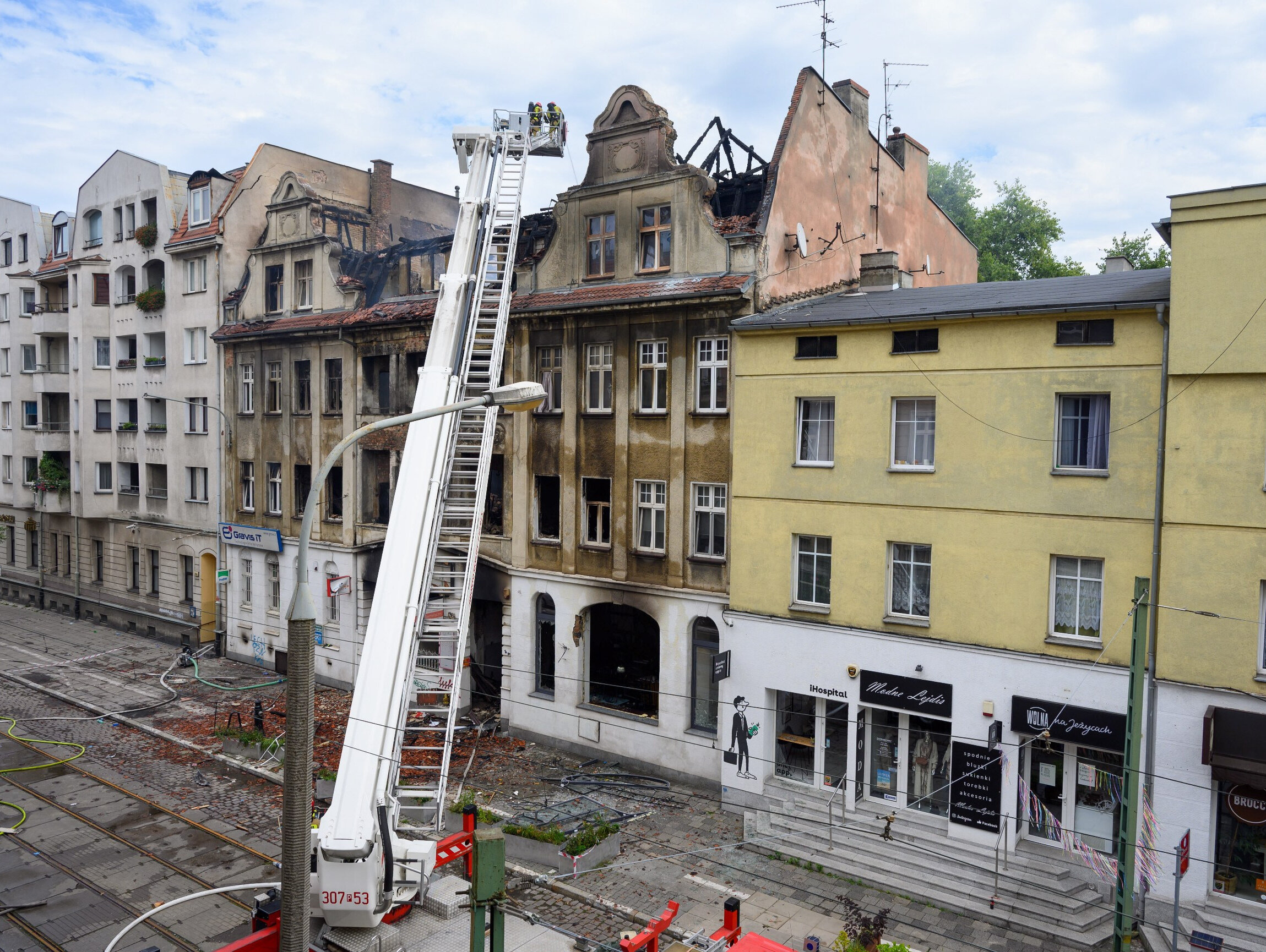 Co z rozbiórką spalonej kamienicy? „Nie możemy sobie pozwolić nawet na jeden dzień zwłoki”