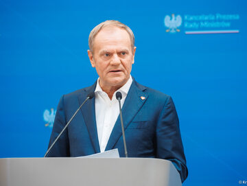 Donald Tusk reaguje na kontrowersje wokół Campusu Polska. Cytuje prześmiewczą piosenkę