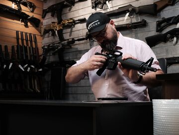 Karabin w domu „jak gaśnica”. Polacy ruszyli po broń. „Dzieci powinny się tego uczyć w szkołach”