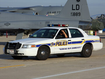 Niemowlę zmarło w rozgrzanym aucie. Babcia zostawiła je na 8 godzin