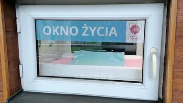 Sześciolatka w oknie życia. Na miejscu policja