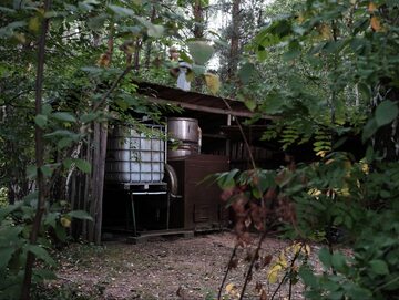 Tak działa bimbrowe zagłębie na Podlasiu. „Oooo… człowieku. Pszenżyto! Jak pijesz na siedząco, to uważaj”