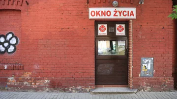 Wstrząsająca relacja bliskich 6-latki zostawionej w oknie życia. „Ona mu ślepo zaufała”