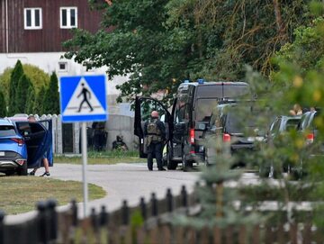 Wszedł z bronią na prywatną posesję, strzelił. Policja zatrzymała podejrzanego