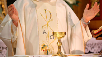 Zasnął pijany na pogrzebie, jechał „na zakazie”. Co jeszcze na sumieniu ma ksiądz z Rzejowic?