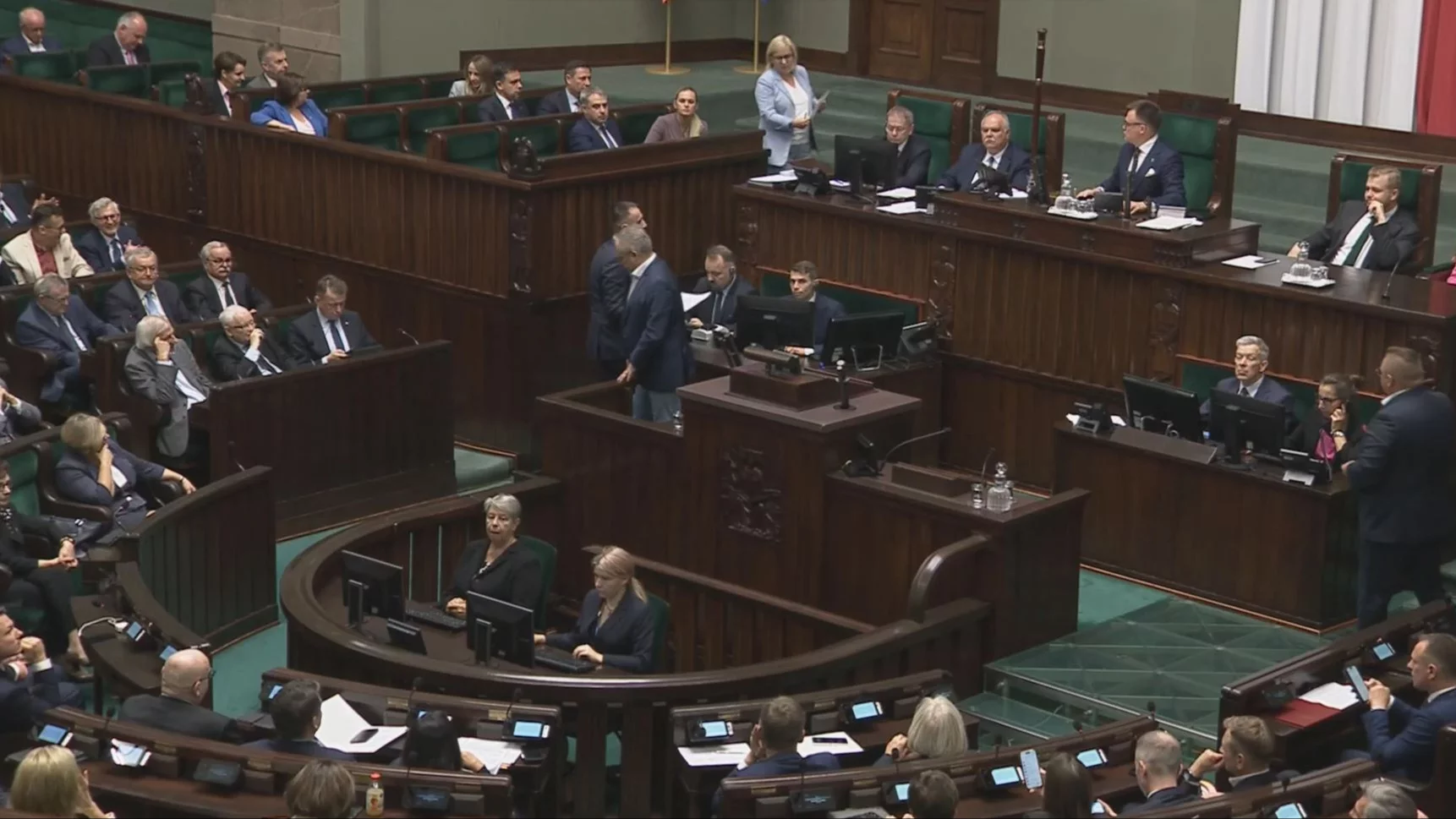 Awantura w Sejmie. Minister pomyliła się w ważnym głosowaniu. Opozycja zaczęła skandować jedno hasło