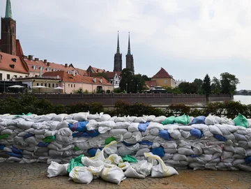 Fala kulminacyjna doszła do Brzegu Dolnego. Trwa umacnianie wałów