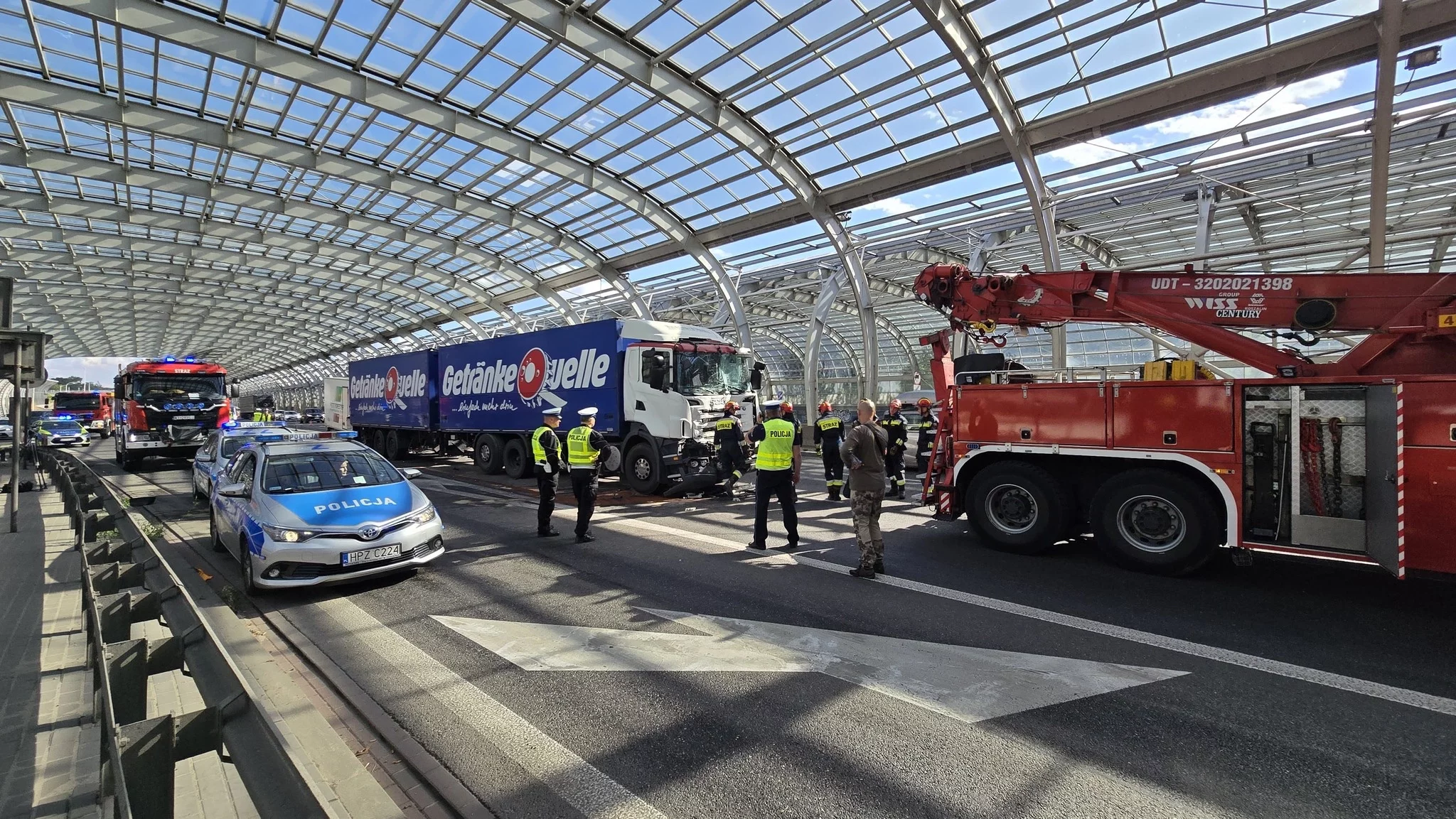 Karambol na trasie S8 w Warszawie. Potężne utrudnienia i gigantyczny korek Karambol na trasie S8 w Warszawie. Potężne utrudnienia i gigantyczny korek