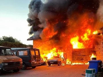 Kilkanaście wybuchów i pożar w drewnianej stodole. Jedna osoba nie żyje