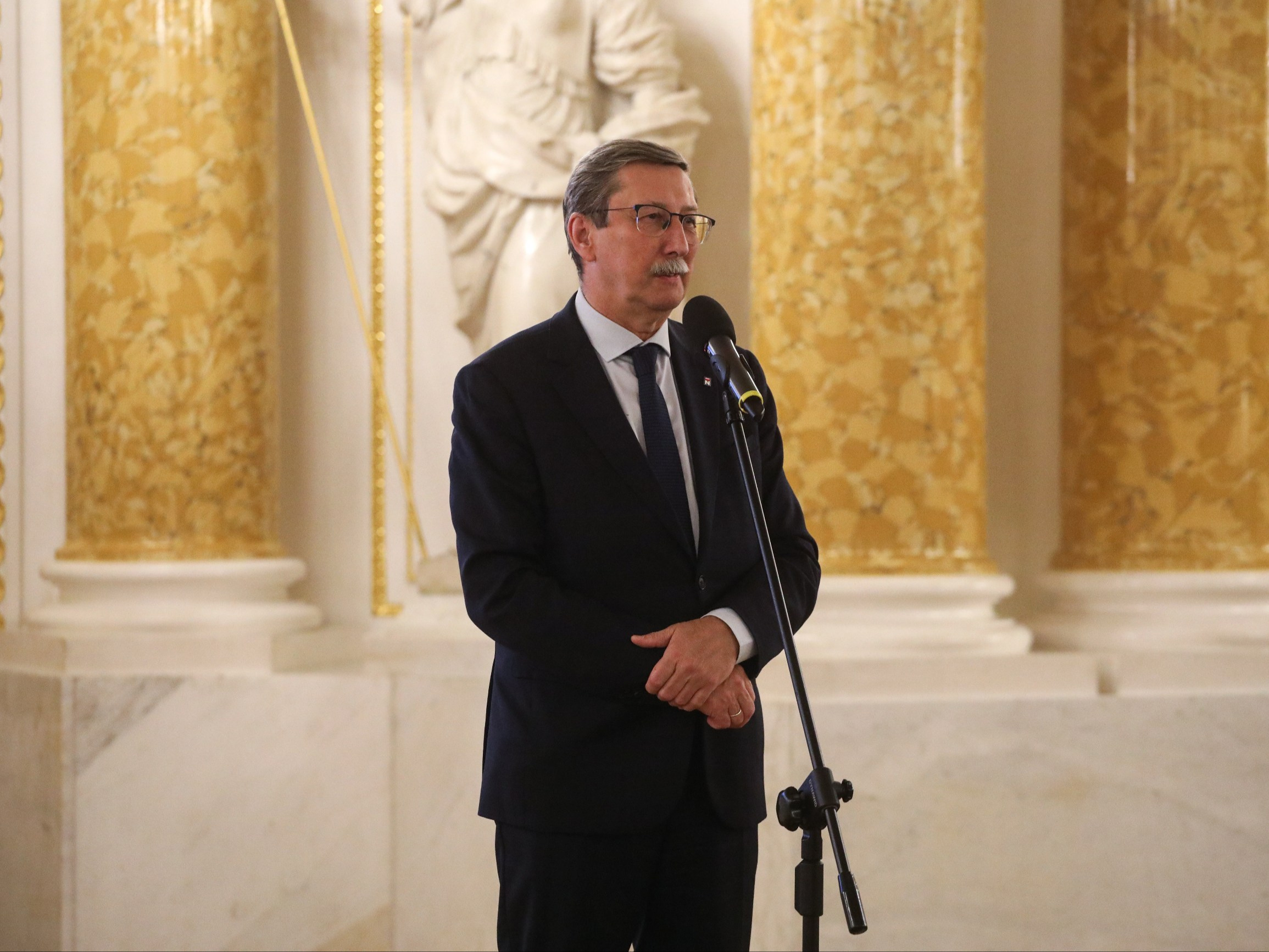 Ludzie PiS kupili fortepian za 300 tys. zł. Dali się ograć szwajcarskiemu sprzedawcy Ludzie PiS kupili fortepian za 300 tys. zł. Dali się ograć szwajcarskiemu sprzedawcy