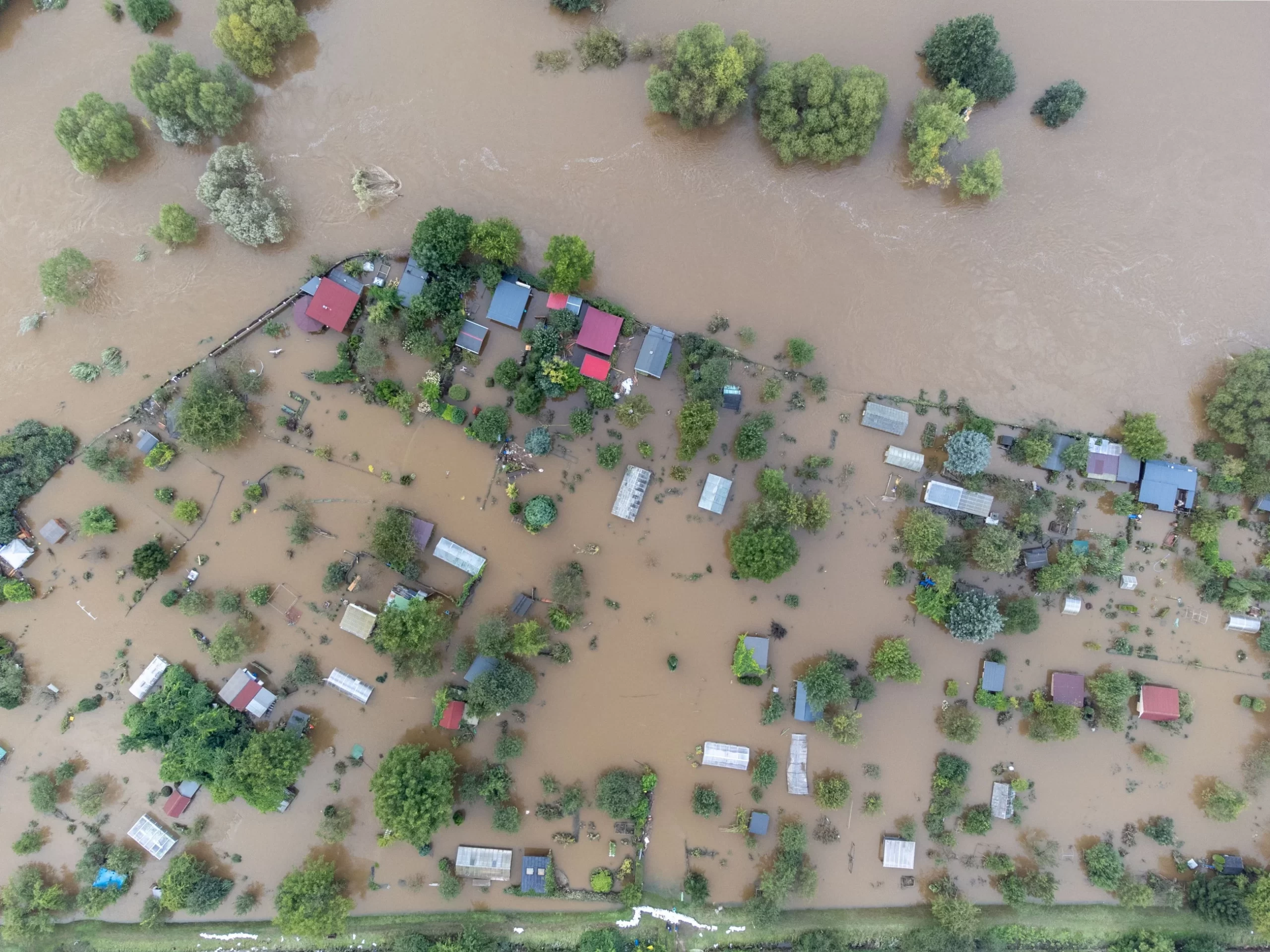 Mieszkańcy oskarżają milionera o zalania. Prokuratura poinformowała o kolejnym kroku