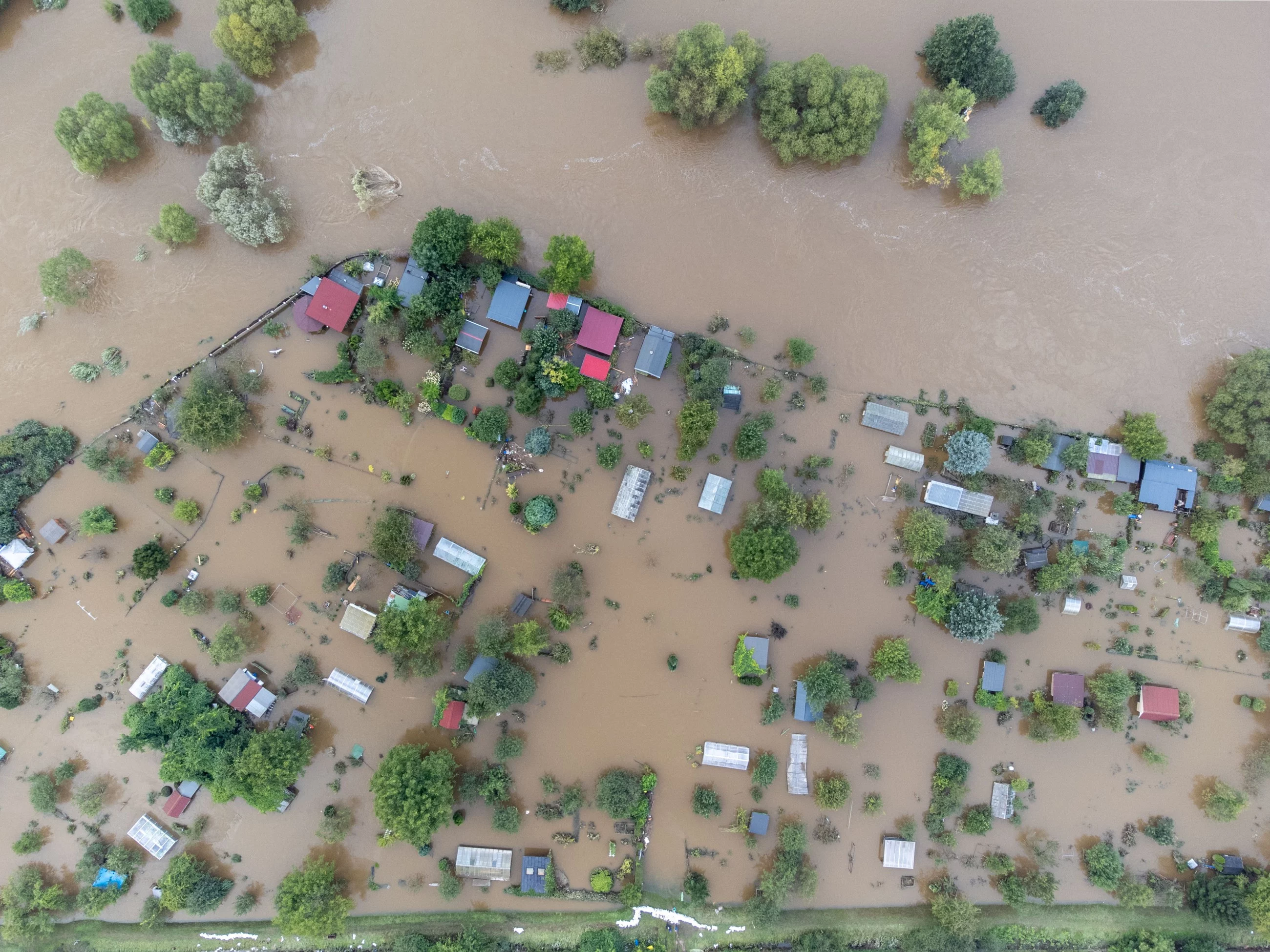 Mieszkańcy oskarżają milionera o zalania. Prokuratura poinformowała o kolejnym kroku