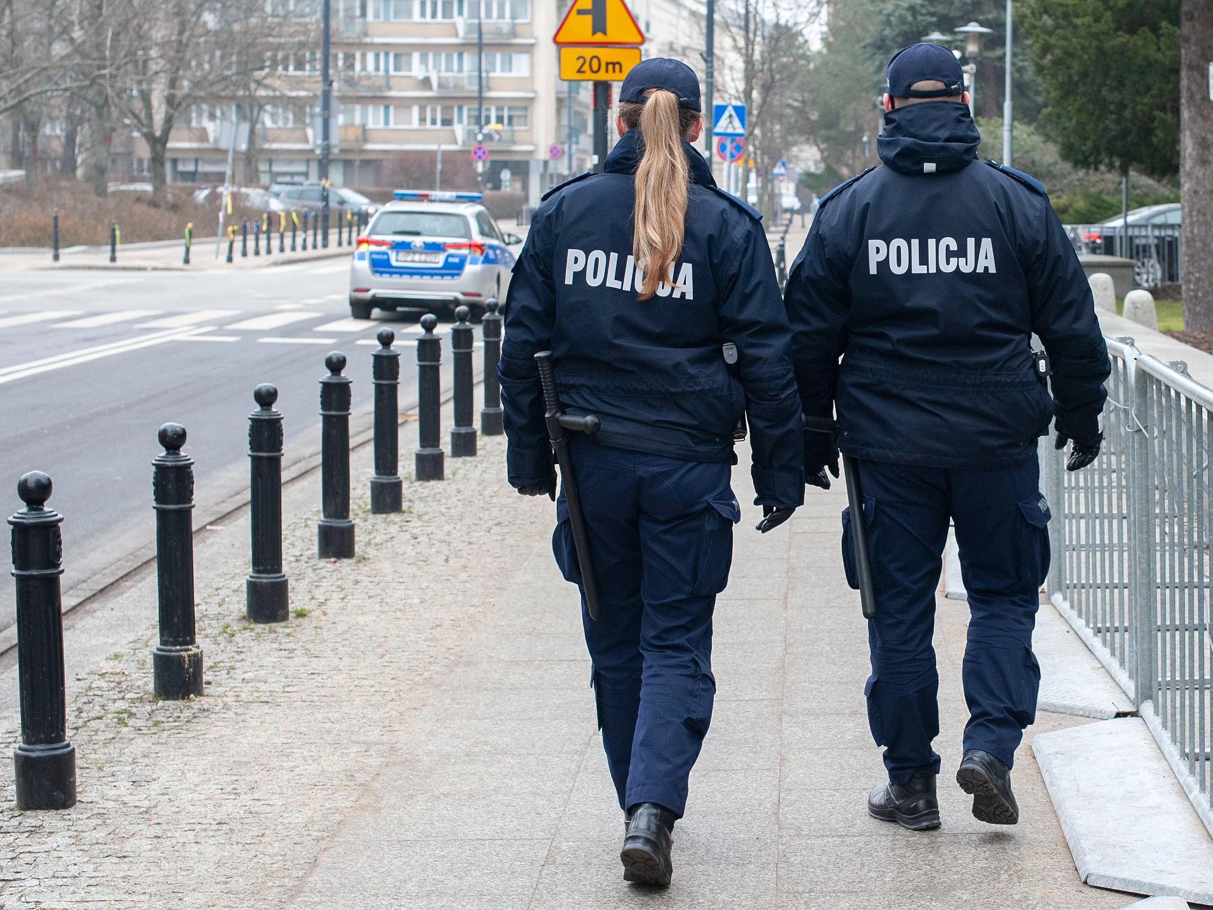 Napaść na przystanku w Warszawie. „Użył ostrego narzędzia, ranił kobietę”