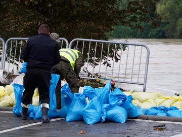 Nysa walczy o utrzymanie wału. Służby robią co mogą, trwa ewakuacja
