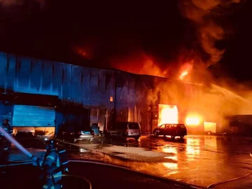 Potężny pożar, kłęby czarnego dymu i 50 strażaków. Dwie hale stanęły w ogniu