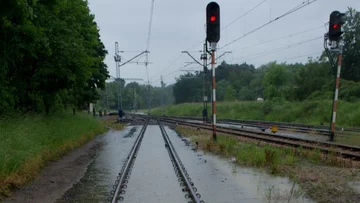 Powodzie w Polsce. Zamknięto trasę kolejową, są olbrzymie utrudnienia