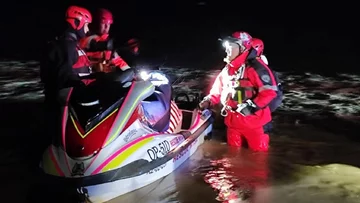 Rodzice z czwórką dzieci i psami przeżyli chwile grozy. Trudna akcja WOPR