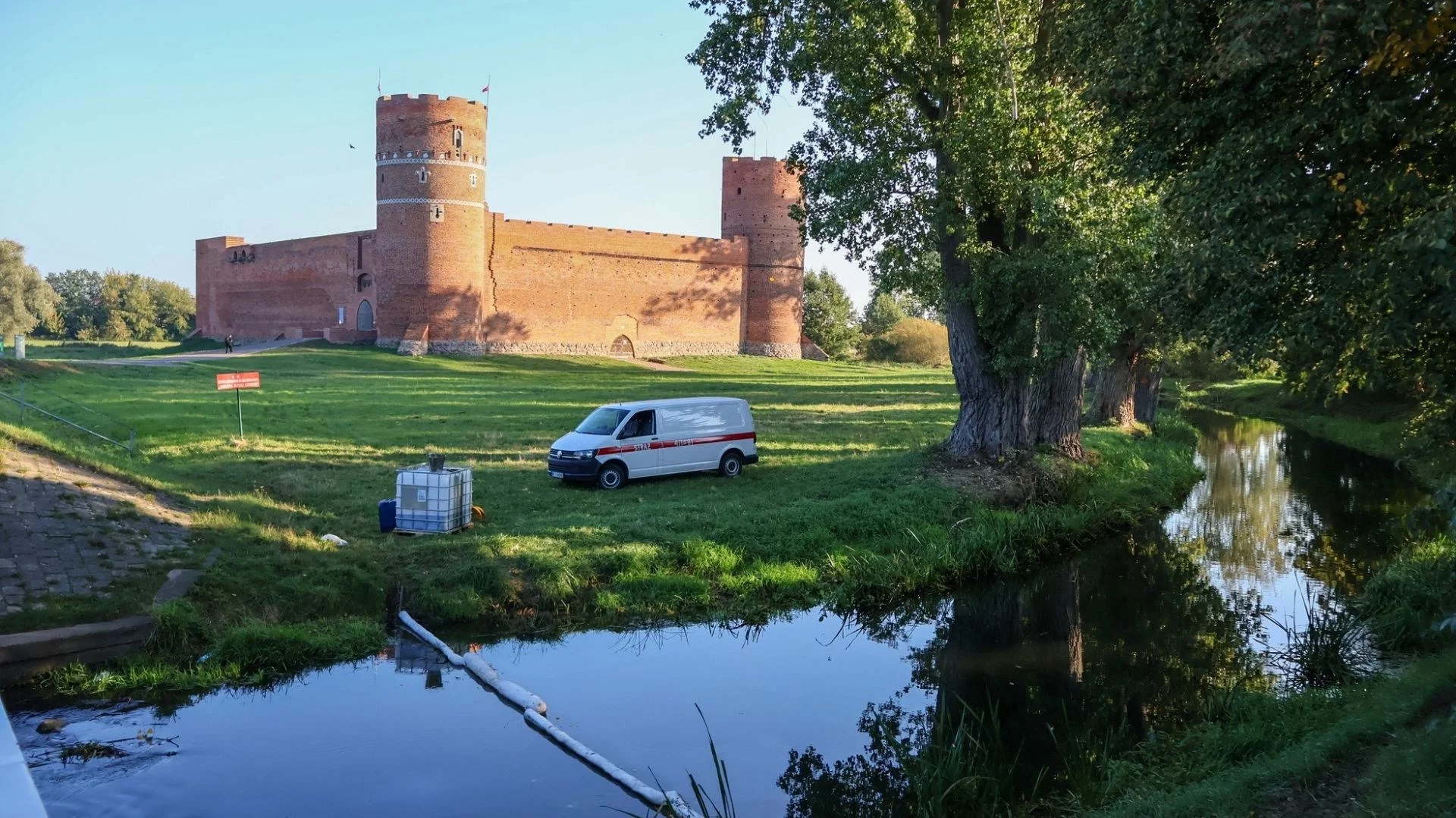 Skażona rzeka w centrum miasta. Strażacy zebrali 200 litrów oleistej substancji