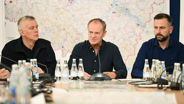 Sztab kryzysowy we Wrocławiu. Tusk przestrzega: Nie ufajcie dobrym komunikatom