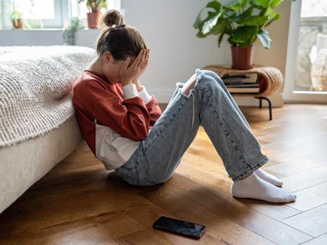 Telefon zaufania dla dzieci i młodzieży. Pod jaki numer dzwonić i kiedy?