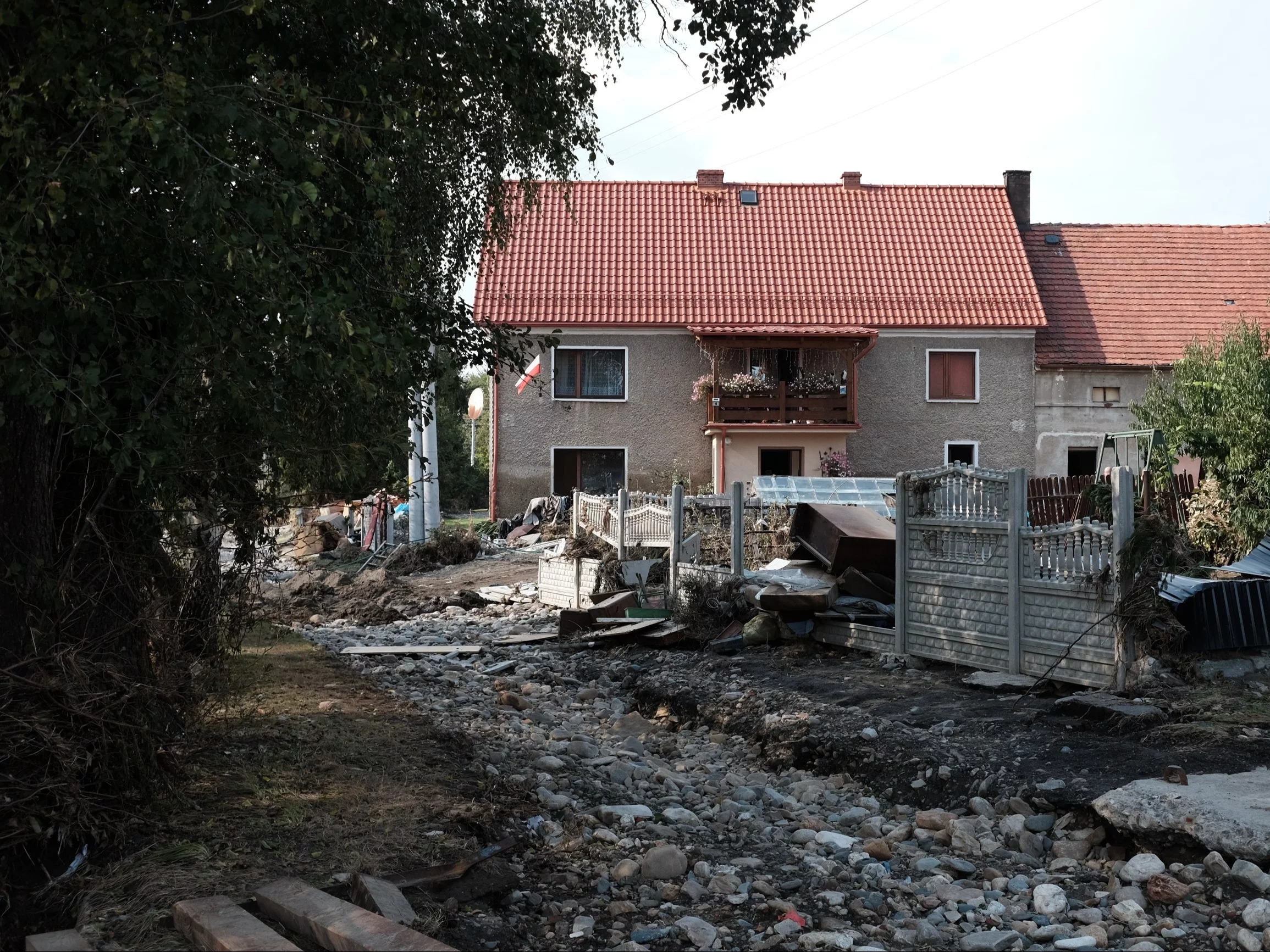 Walczą ze skażonym mułem i piszą do Tuska. „Tu było bombardowanie. Roboty mam na parę lat”