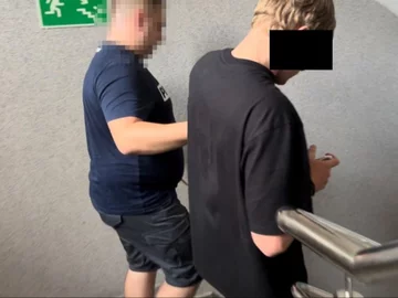 Wyrzucił telewizor z czwartego piętra, trafił obok dziecka. O krok od tragedii w Warszawie