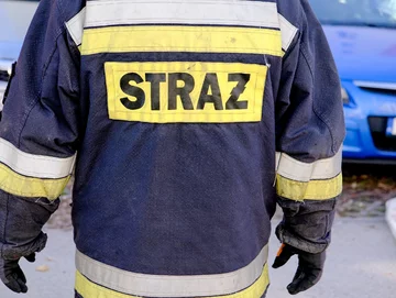 Zaklinował się na drzewie, był nieprzytomny. Do akcji wkroczyły służby