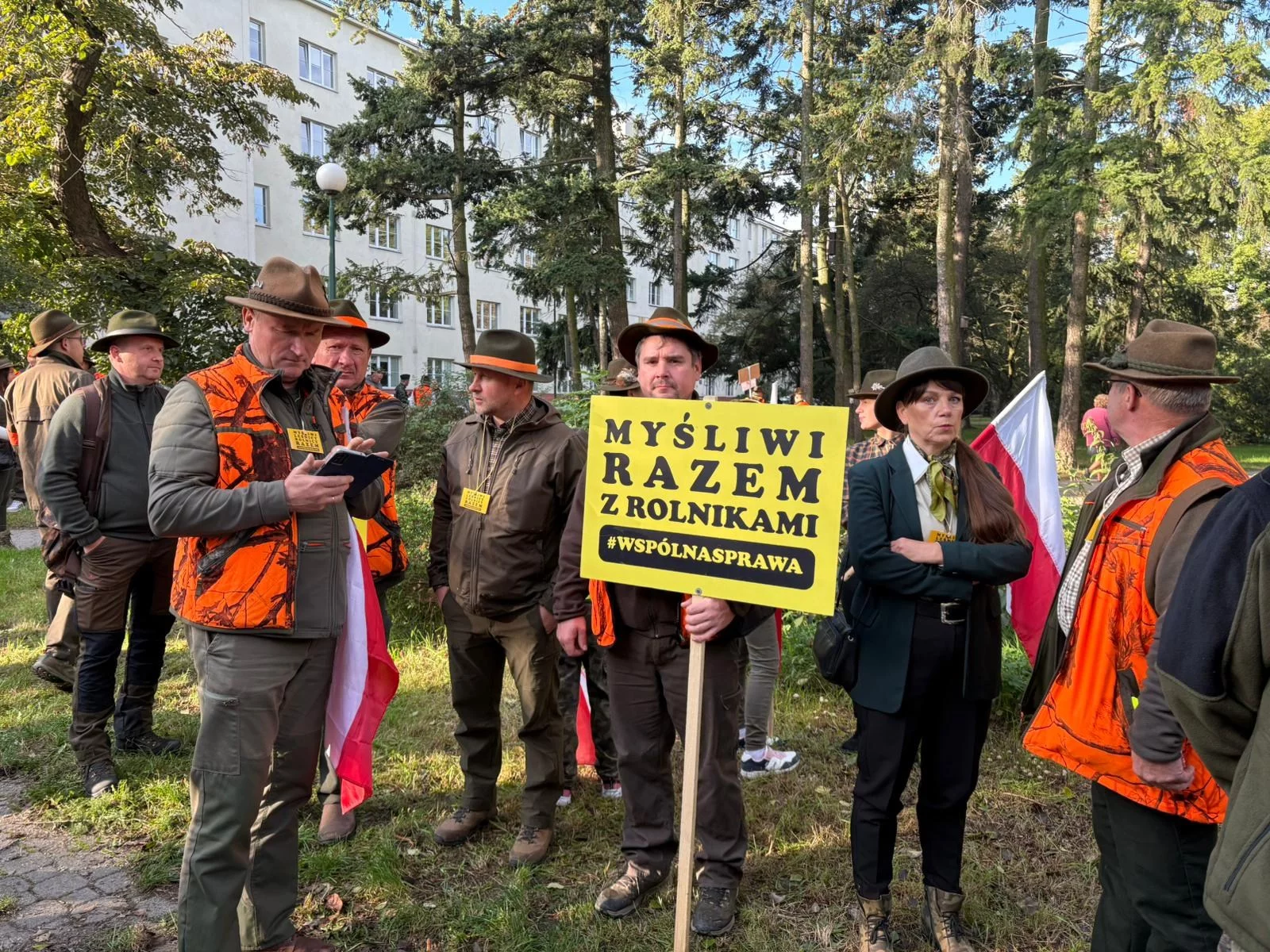 Myśliwi protestują w Warszawie. Mamy zdjęcia. „Rząd postrzega nas jako wrogów”