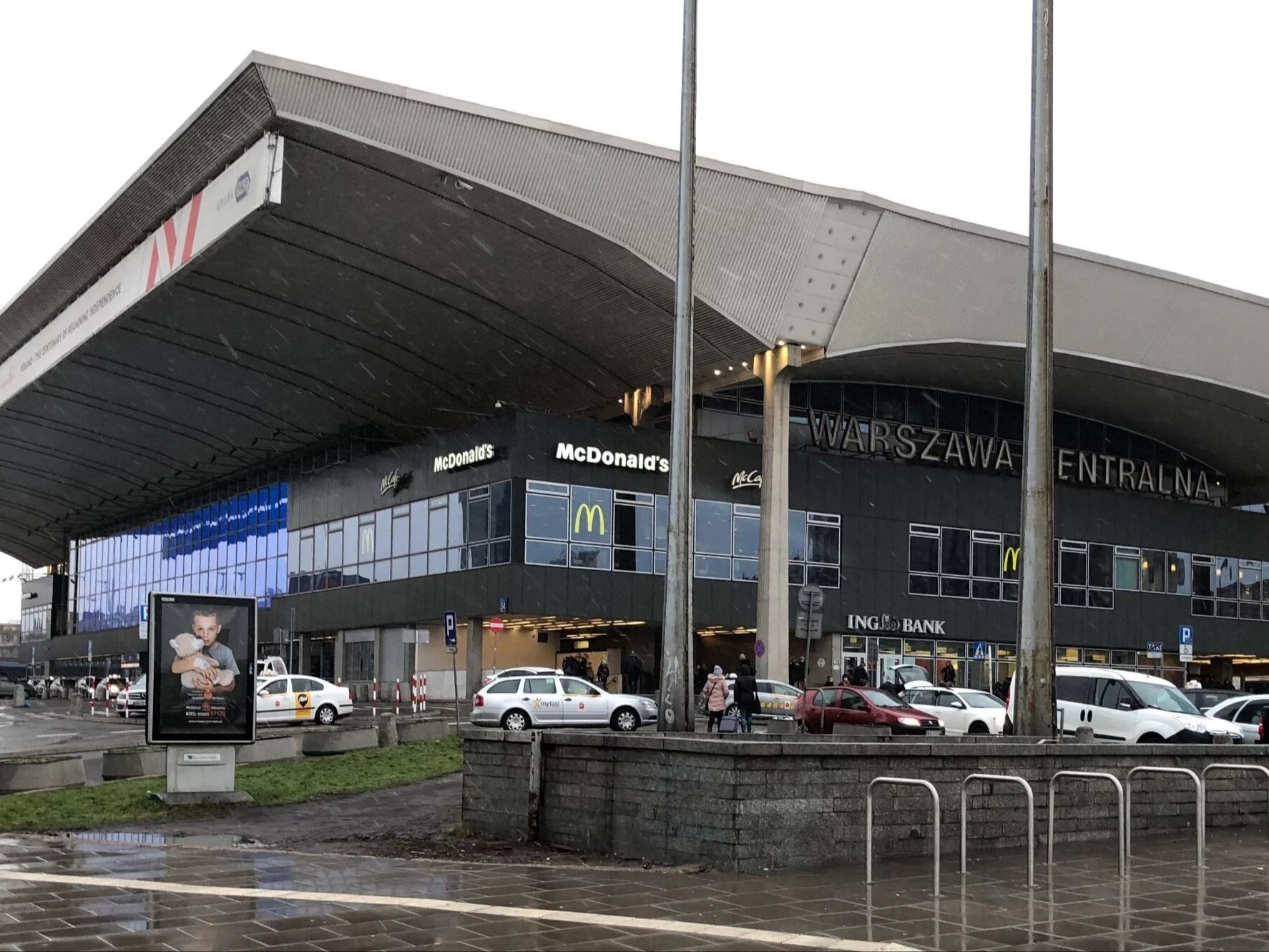„Nie oddychał i zaczynał sinieć”. Dramatyczna akcja na Dworcu Centralnym w Warszawie