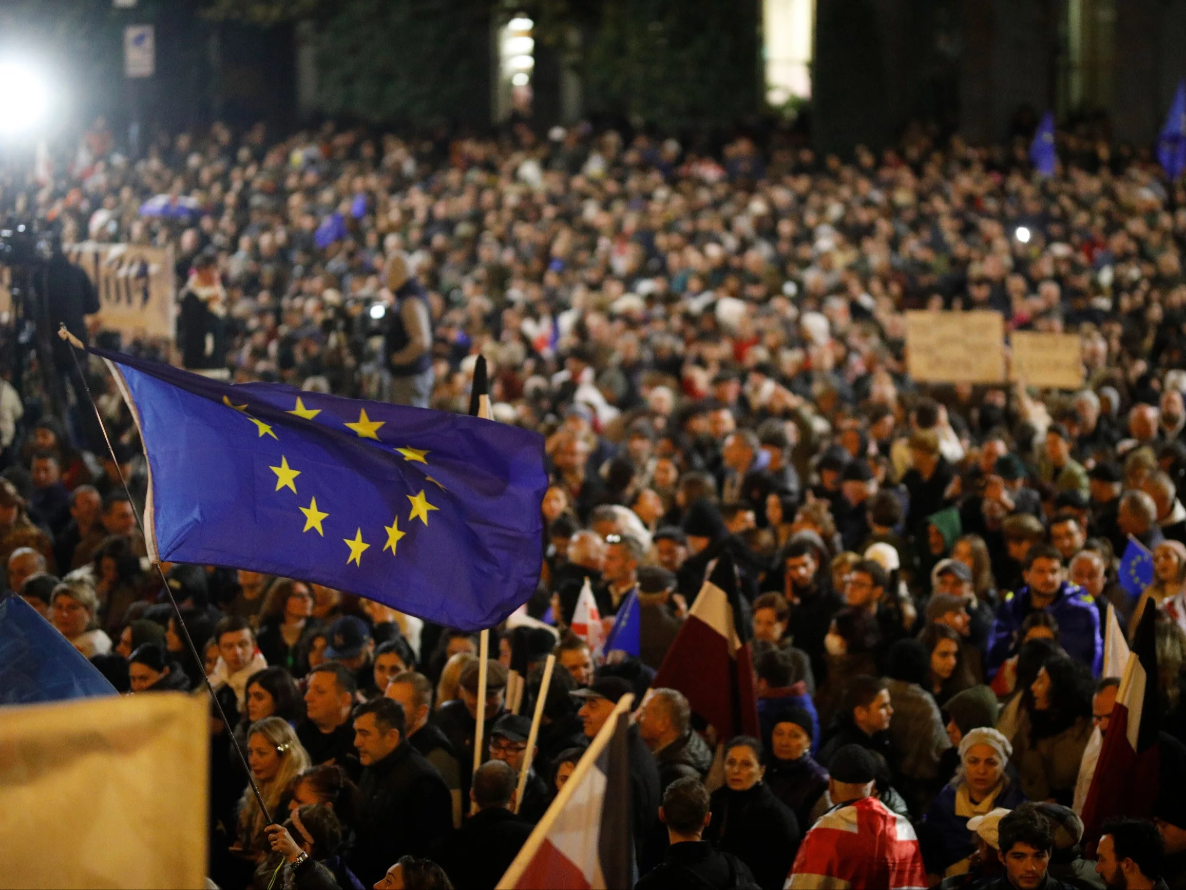 Odpowiedzieli na wezwanie prezydent. Dziesiątki tysięcy Gruzinów wyszło na ulice