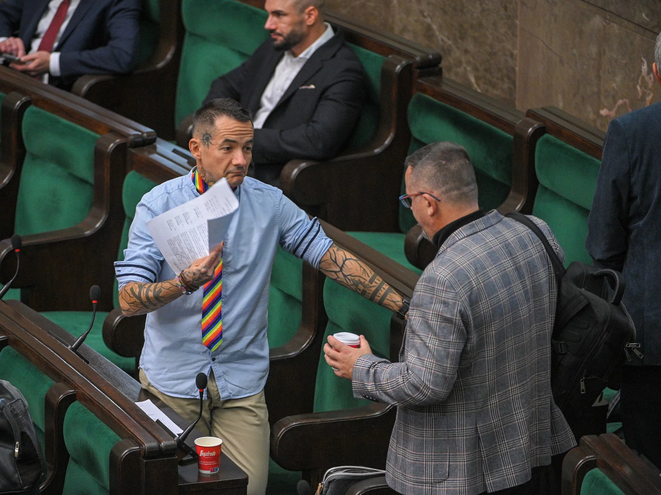 Polityk KO o plotkach, że sprowadza facetów do hotelu sejmowego. „Nie powinno to być sensacją”