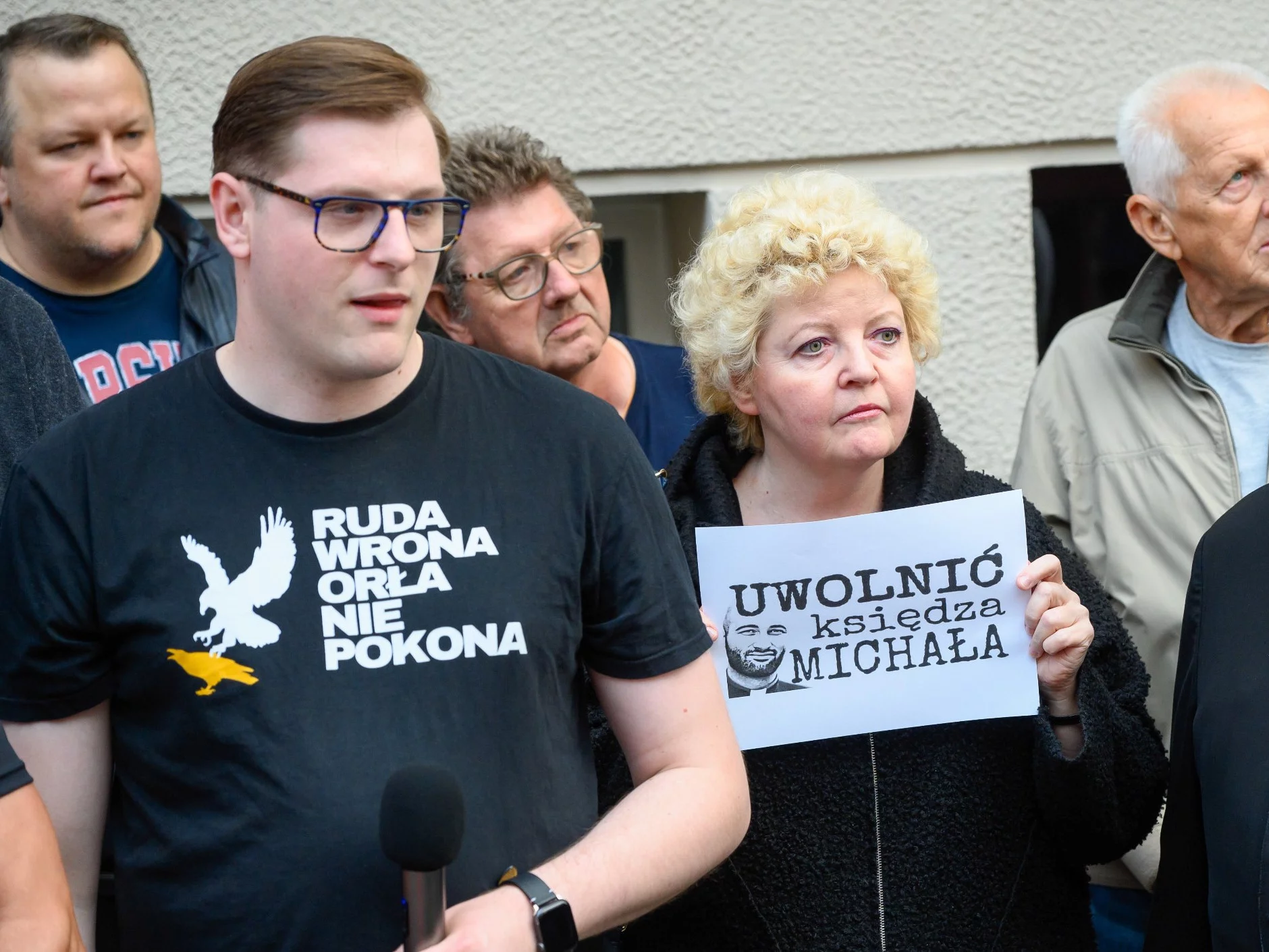 Protestujący padli na kolana przed siedzibą Prokuratury Krajowej. Pojawiły się też groźby