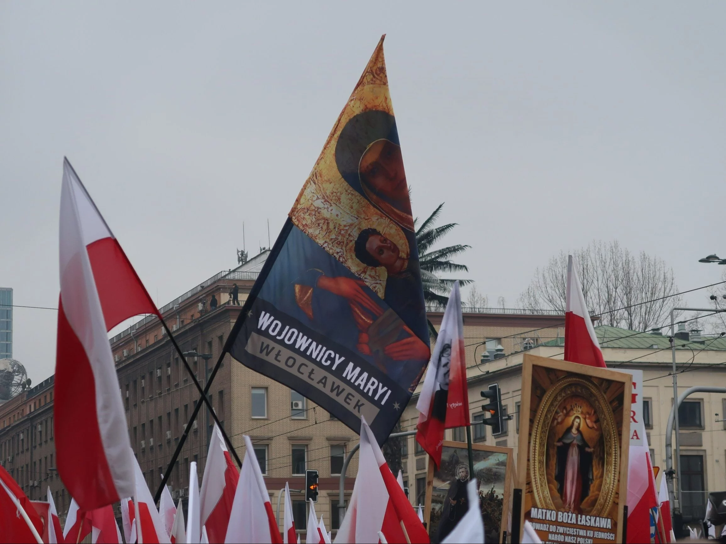 Przyjechali z całej Polski z synami. Wojownicy Maryi z różańcami modlili się za wrogów Kościoła Przyjechali z całej Polski z synami. Wojownicy Maryi z różańcami modlili się za wrogów Kościoła