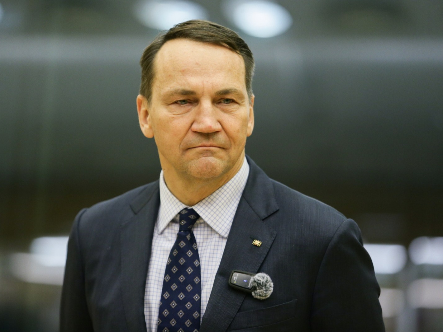 Sikorski nie zostawił suchej nitki na Macierewiczu. „Żal Polaków, którzy uwierzyli temu szarlatanowi”