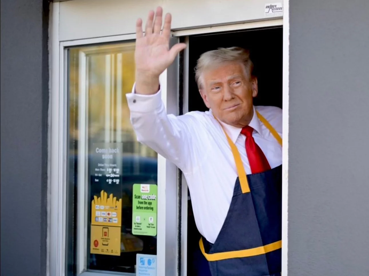 Trump „pracuje” w McDonald's, Harris przemawia w Kościele. W tle wyborczej batalii urodzinowe życzenia