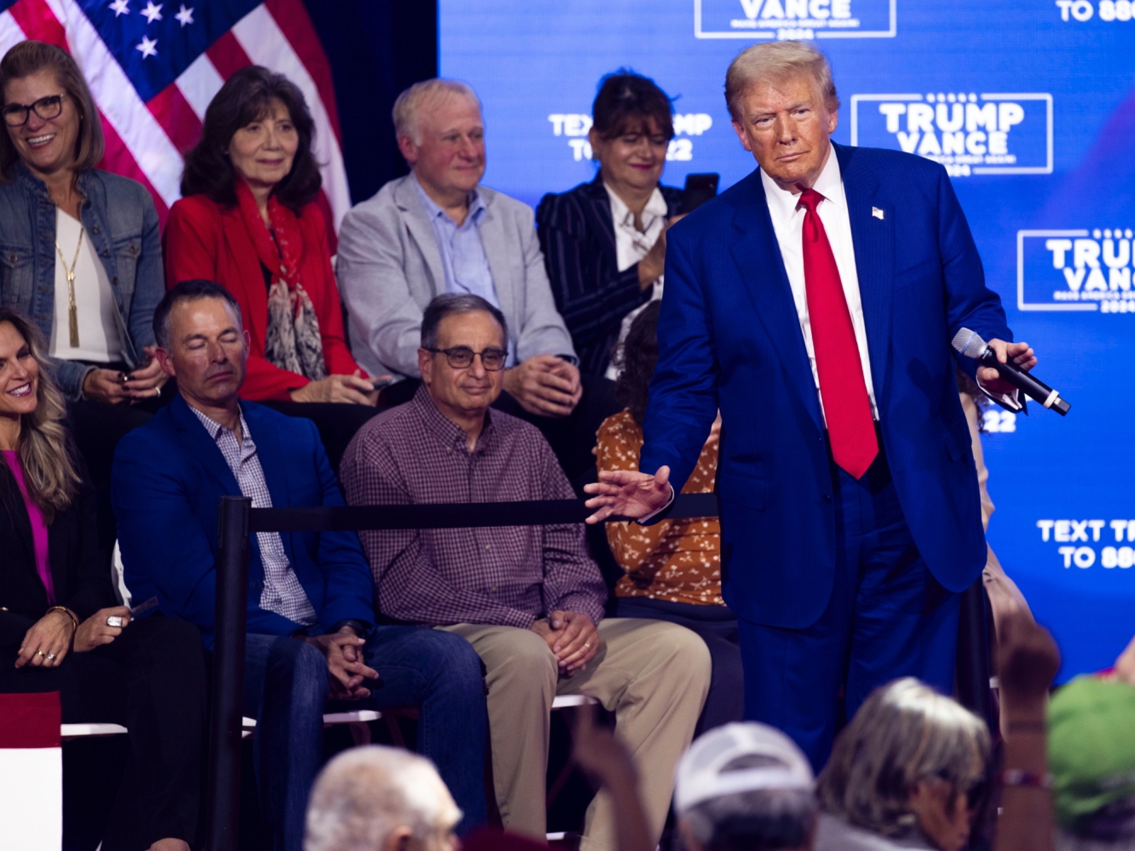 Wiec Donalda Trumpa przerwany z powodu incydentów medycznych. „Czy ktoś jeszcze chciałby zemdleć?" Wiec Donalda Trumpa przerwany z powodu incydentów medycznych. „Czy ktoś jeszcze chciałby zemdleć?"