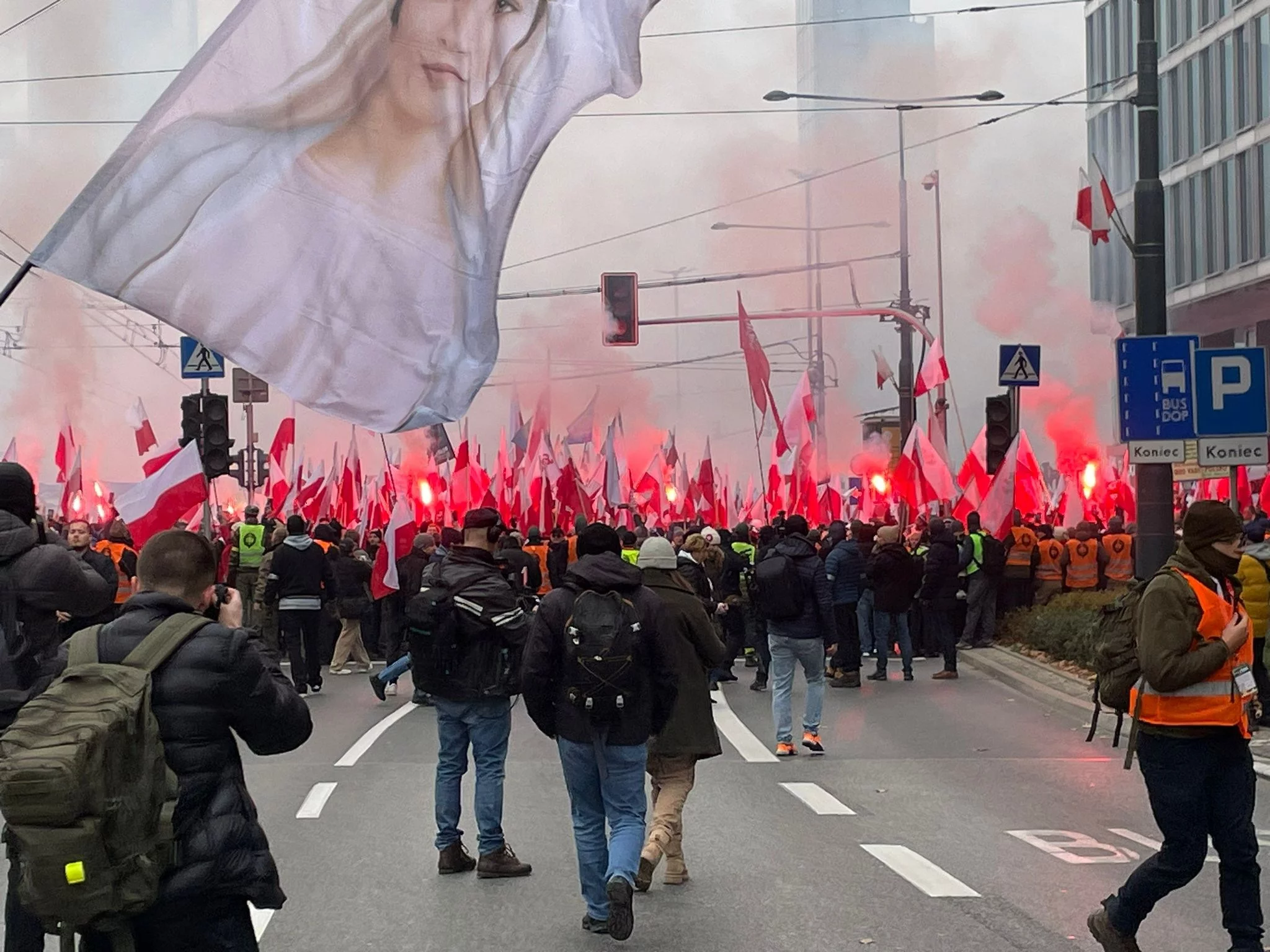 NA ŻYWO: Marsz Niepodległości 2024 w Warszawie. Dym z rac unosi się nad miastem