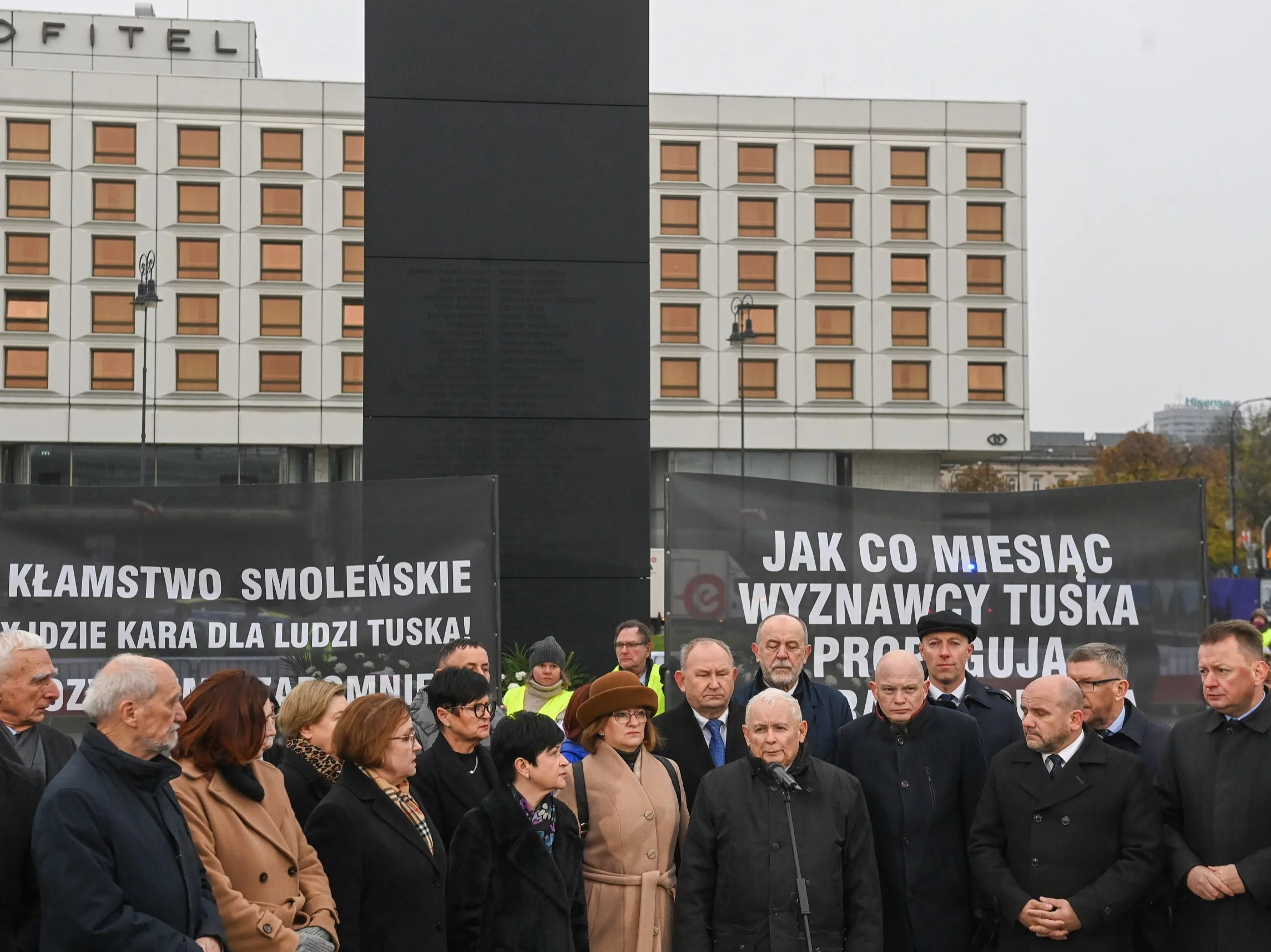 Nazwiska Tuska i Putina zestawione na miesięcznicy smoleńskiej. Kaczyński przestrzega