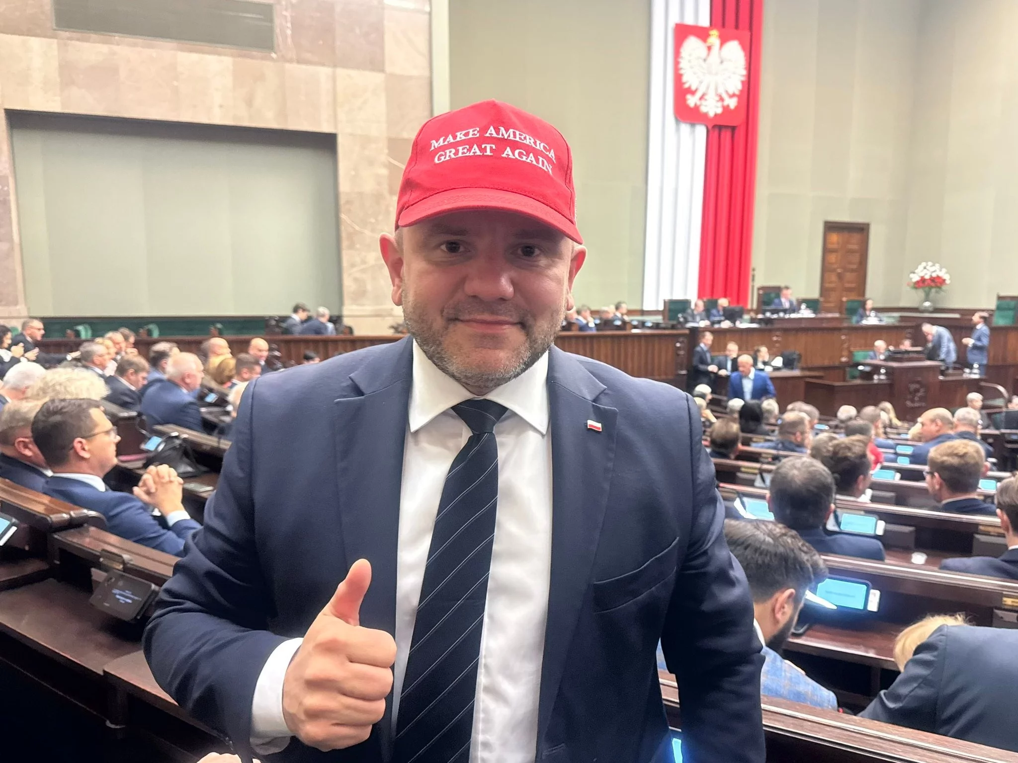 Okrzyki „Donald Trump!” w polskim Sejmie. Poseł PiS pozował w czapce MAGA