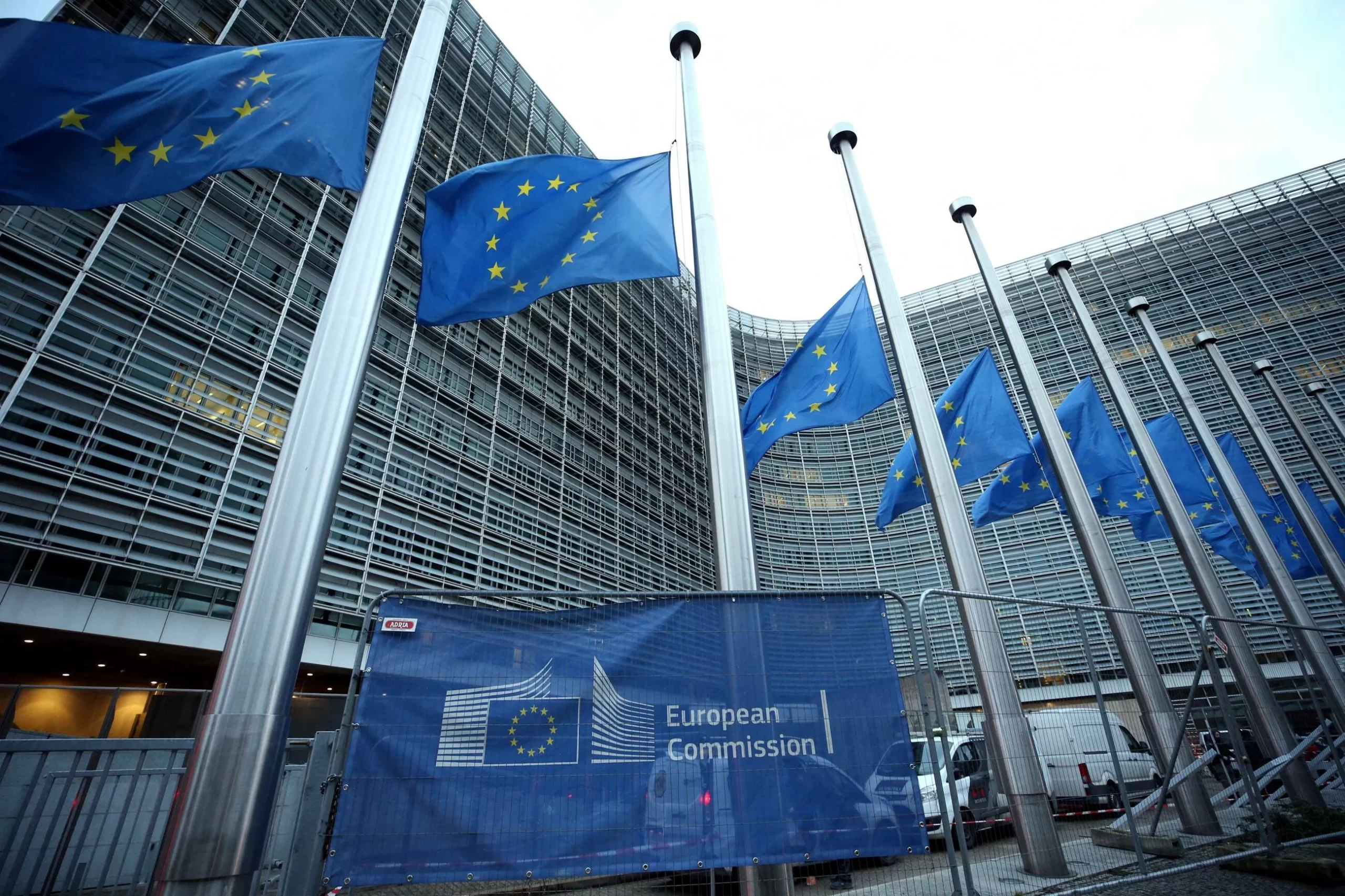 Parlament Europejski zatwierdził nowy skład KE. Polak z ważną teką Parlament Europejski zatwierdził nowy skład KE. Polak z ważną teką