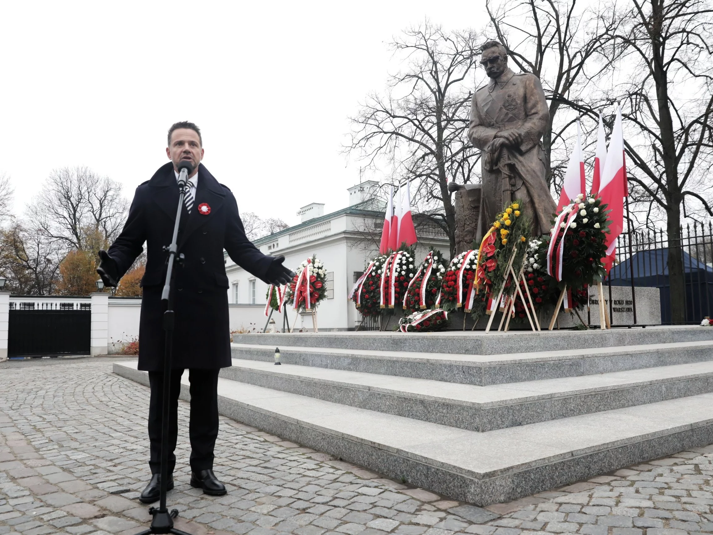 „Polska jest niezniszczalna”. Rafał Trzaskowski złożył kwiaty pod pomnikiem