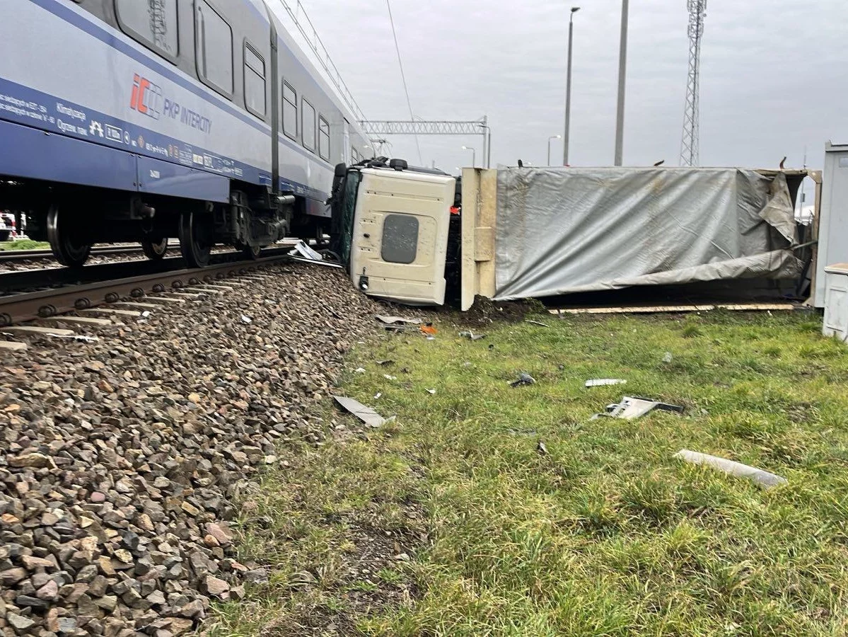 Wypadek na przejeździe. Pociąg zderzył się z ciężarówką Wypadek na przejeździe. Pociąg zderzył się z ciężarówką