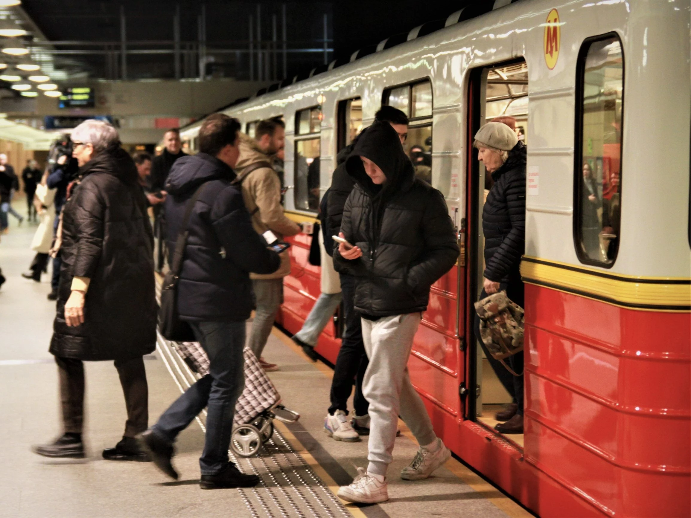 Została pobita w metrze, policja odprawiła ją z kwitkiem. „Agresorka wyglądała jak modelka”